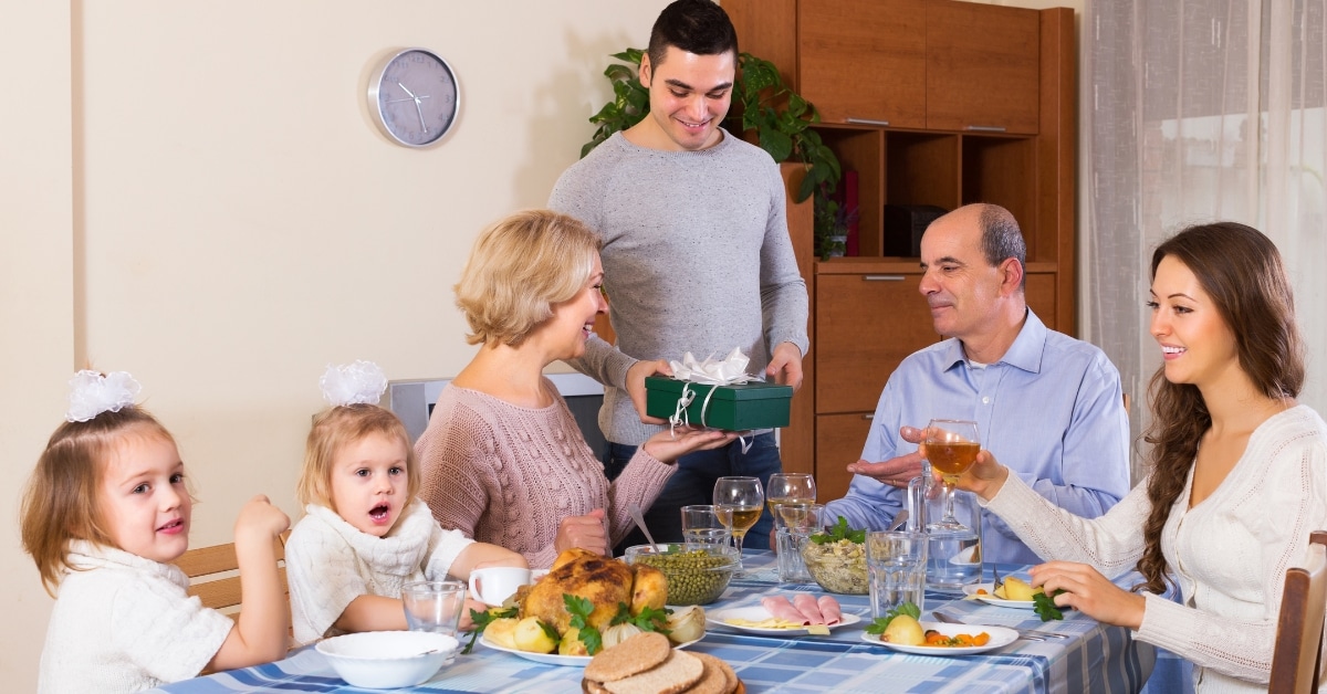  מדריך שימושי לבחירת מתנות לכל בני המשפחה