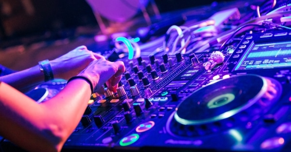 מיקסר DJ עם אוזניות