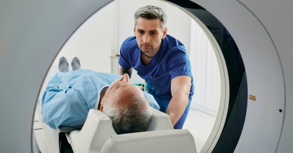 אחות מכינה את המטופל לסריקת CT